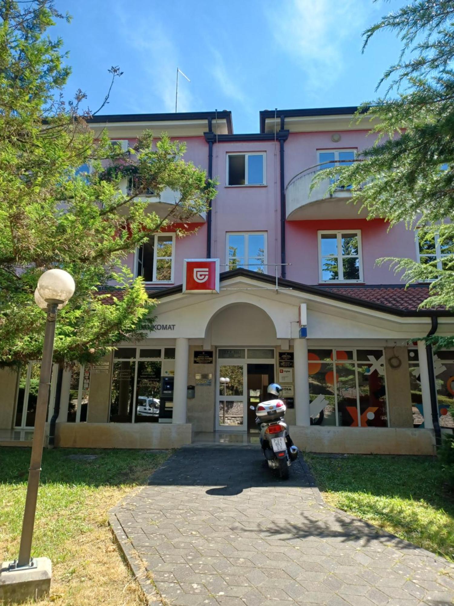 Stunning New In Centre Of Apartma *